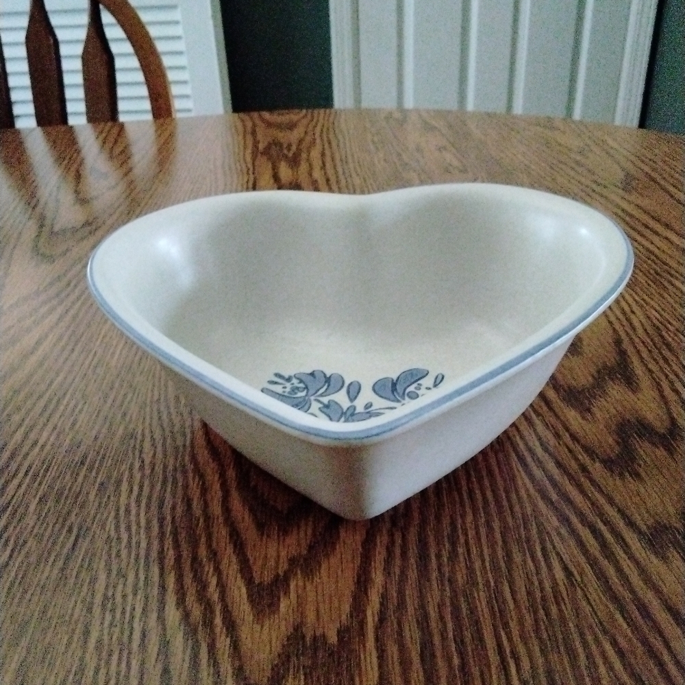 Vintage Pfaltzgraff Heart Shaped Serving Bowl  Yorktowne Pattern - Picture 2 of 11